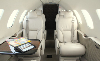 Asientos de espaldas en un avión privado